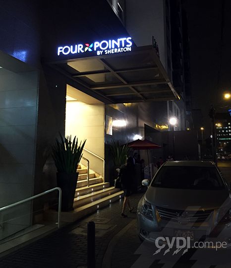 Letrero/logotipo luminoso exterior en entrada para Hotel Four Points By Sheraton