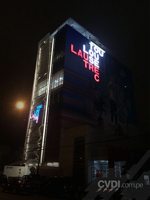 Señalética exterior - Letrero luminoso y recubrimiento de fachada para edificio para Toulose Lautrec