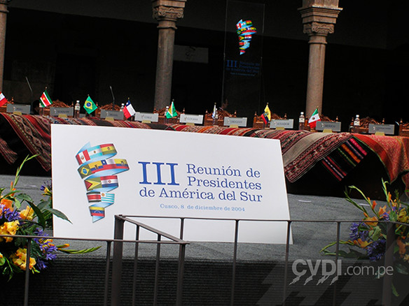 Letrero tipo backing - III Reunión de Presidentes de América del Sur 2004