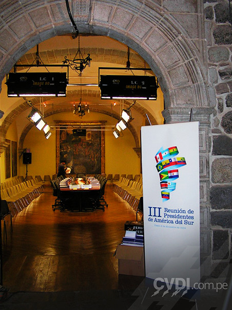 Banner en la entrada al Salón Principal - III Reunión de Presidentes de América del Sur 2004