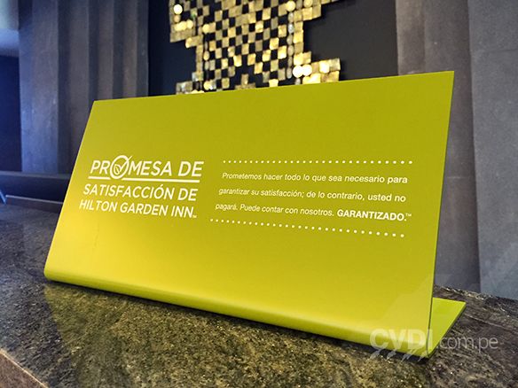 Señalética corporativa (parante recepción) - Hotel Hilton Cuzco