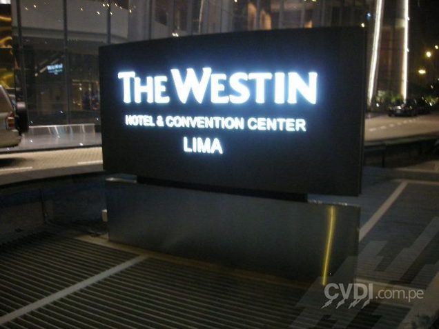 Letrero luminoso exterior para The Westin Hotel & Convention Center Lima