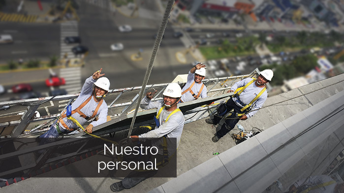 Nuestro personal capacitado instalando letrero luminoso en fachada - CVDI