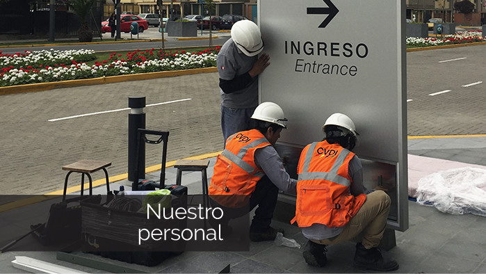 Nuestro personal capacitado instalando totem para exterior - CVDI